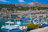 Blick auf Hafenboote in Kalimnos mit Hügeln im Hintergrund, Kalimnos, Dodekanes Inseln, Griechische Inseln, Griechenland, Europa