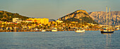 Blick auf Boote und bunte Gebäude bei Sonnenuntergang in Golfo Aranci, Sardinien, Italien, Mittelmeer, Europa