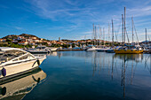 Blick auf Boote in Marina di Porto Rotondo, Porto Rotondo, Sardinien, Italien, Mittelmeer, Europa