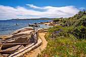 Blick auf Meer und Küste in Richtung La Maddalena von der Nähe von Porto Rafael, Sardinien, Italien, Mittelmeer, Europa