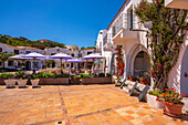 Blick auf das Restaurant auf der Piazza Rafael Neville, Porto Rafael, Sardinien, Italien, Mittelmeer, Europa
