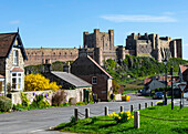 Bamburgh Castle, vom Dorfzentrum aus, Bamburgh, Northumberland Küste, Northumbria, England, Vereinigtes Königreich, Europa