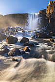 Oxararfoss Wasserfall bei Sonnenuntergang im Frühling, Sudurland, Island, Polarregionen
