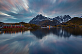 Norwegischer Fjord zur blauen Stunde mit typisch rot beleuchteten Hütten, Moskenesoya, Nordland, Lofoten, Norwegen, Skandinavien, Europa