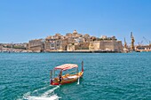 Wassertaxi beim Überqueren des Grand Harbour, Valletta, Malta, Mittelmeer, Europa