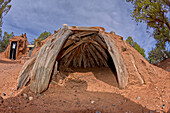 Antike Hogans, die bei Navajo-Zeremonien verwendet werden, im Navajo National Monument, Navajo Indian Reservation nordwestlich der Stadt Kayenta, Arizona, Vereinigte Staaten von Amerika, Nordamerika