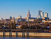 Blick über die Weichsel auf die Skyline der Innenstadt, Warschau, Woiwodschaft Masowien, Polen, Europa