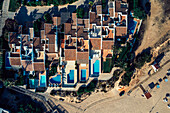 Luftaufnahme einer Drohne von oben auf die luxuriösen Residenzen in Vale do Lobo, ikonisches Strandresort und Wohnhaus, in der Nähe von Quarteira an der Algarve, Portugal, Europa