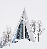 Verschneite Fassade der mit Glasfenstern verzierten Arktischen Kathedrale, Tromso, Norwegen, Skandinavien, Europa