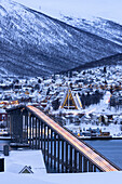 Abenddämmerung über der beleuchteten Bruvegenbrücke und der Arktischen Kathedrale im Winter, Tromso, Norwegen, Skandinavien, Europa