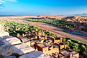 Blick von oben auf Ait Ben Haddou, UNESCO Weltkulturerbe, in der Wüstenlandschaft am Fuße des Atlasgebirges, Provinz Ouarzazate, Marokko, Nordafrika, Afrika