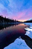 Vielfarbiger Himmel in der Morgendämmerung, der sich im klaren Wasser des Entova-Sees spiegelt, Valmalenco, Valtellina, Provinz Sondrio, Lombardei, Italien, Europa