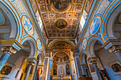 Das Innere und der Altar der Basilica di Sant'Antonino, Piazza Sant'Antonino, Sorrento, Kampanien, Italien, Europa