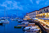 Restaurant, Hafen von Neapel mit dem Vesuv im Hintergrund in der Abenddämmerung, Neapel, Kampanien, Italien, Europa