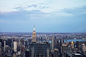 USA, New York, New York City, Luftaufnahme der Wolkenkratzer von Manhattan in der Abenddämmerung