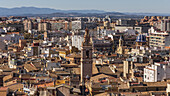 Spanien, Valencia, Dächer von Altstadtgebäuden und Kirchturm