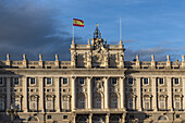 Spanien, Madrid, Königspalast von Madrid mit spanischer Flagge