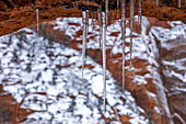 USA, Utah, Springdale, Zion National Park, Nahaufnahme von Eiszapfen, die vom Felsen hängen