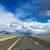 USA, Nevada, Winnemucca, Highway führt zu weißen Wolken am Horizont