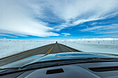 USA, Idaho, Sun Valley, Autobahn durch schneebedeckte Landschaft vom Auto aus gesehen
