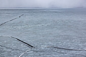 Eisscholle auf dem zugefrorenen Mendota-See