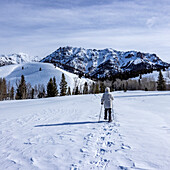 USA, Idaho, Sun Valley, Ältere Frau mit Schneeschuhen beim Wandern in den Bergen
