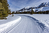 USA, Idaho, Sun Valley, Schneebedeckte Berge mit Schotterstraße