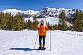 USA, Idaho, Ketchum, Smiling woman snowshoeing in mountains