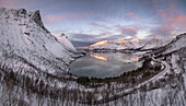 Blick von der Bergsbotn Aussichtsplattform mit Blick auf den Bergsfjord und das Bergsbotn Gebirge in der Morgendämmerung im Winter, Senja, Troms og Finnmark County, Norwegen, Skandinavien, Europa
