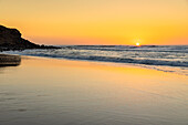 Sonnenuntergang am Playa del Castillo, El Cotillo, Fuerteventura, Kanarische Inseln, Spanien, Atlantik, Europa