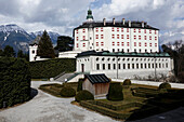 Schloss Ambras, ein Renaissance-Schloss in den Hügeln über Innsbruck, Österreich, Europa
