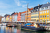 Bunte Häuser und Holzboote im Hafen von Nyhavn, Kopenhagen, Dänemark, Skandinavien, Europa