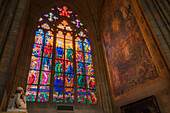 Tiefblick auf die Glasfenster des Veitsdoms, UNESCO-Weltkulturerbe, Prag, Böhmen, Tschechische Republik (Tschechien), Europa
