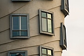 Detail der Fenster des Tanzenden Hauses (Fred und Ginger Haus), Prag, Böhmen, Tschechische Republik (Tschechien), Europa