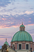 Details der Kuppel der Kirche des Heiligen Franz von Assisi bei Sonnenaufgang, Prag, Böhmen, Tschechische Republik (Tschechien), Europa