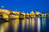 Beleuchtete Karlsbrücke mit Spiegelungen in der Dämmerung, UNESCO-Welterbe, Prag, Böhmen, Tschechische Republik (Tschechien), Europa
