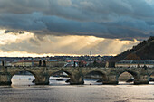 Karlsbrücke vor dramatischem Himmel, UNESCO-Weltkulturerbe, Prag, Böhmen, Tschechische Republik (Tschechien), Europa