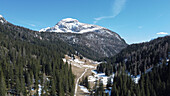 Croda da Rancona mit Schnee auf dem Gipfel in den Bergen bei Cortina d'Ampezzo, Dolomiten, Belluno, Italien, Europa