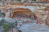 Die gespenstischen Massacre House Ruins im Canyon del Muerto (Canyon der Toten), am nördlichen Ende des Canyon De Chelly, Ort eines Navajo-Massakers durch spanische Soldaten im Jahr 1825, Arizona, Vereinigte Staaten von Amerika, Nordamerika