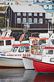 Fischerboote im Hafen von Stykkisholmur, mit historischen traditionellen Gebäuden, auf der Halbinsel Snaefellsnes, Westküste von Island, Polarregionen