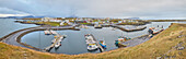 Ein Panoramablick auf den Hafen von Stykkisholmur an der Nordküste der Halbinsel Snaefellsnes, Westisland, Polargebiete