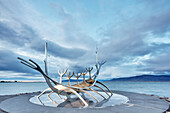 Abendlicher Blick auf die Suncraft-Skulptur an der Strandpromenade von Reykjavik, Hauptstadt von Island, Polarregionen