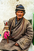 Alter Mann mit einer Gebetsmühle in der Hand, Königreich Mustang, Nepal, Asien