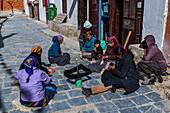 Einheimische Frauen bei der traditionellen Weberei im Dorf Lo-Manthang, Königreich Mustang, Himalaya, Nepal, Asien