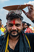 Pilger mit brennender Kohle, Kalika Shakti Peeth Pavagadh-Tempel, Archäologischer Park Champaner-Pavagadh, UNESCO-Welterbe, Gujarat, Indien, Asien
