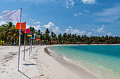 Weißer Sandstrand mit vielen Flaggen, Bangaram Insel, Lakshadweep Archipel, Unionsterritorium von Indien, Indischer Ozean, Asien