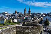 Blick von der römischen Stadtmauer von Lugo und seiner Kathedrale, UNESCO-Welterbestätte, Lugo, Galicien, Spanien, Europa