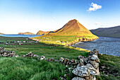 Küstendorf Vidareidi und Berg Malinsfjall im Sommer, Vidoy Island, Färöer Inseln, Dänemark, Europa