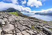 Steinerne Erde gegen den Skaelingsfjall im Sommer, Streymoy Island, Färöer Inseln, Dänemark, Europa