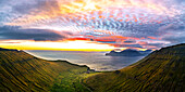 Dramatischer Himmel mit Wolken bei Sonnenaufgang über dem Küstendorf Gjogv, Luftbild, Eysturoy Island, Färöer Inseln, Dänemark, Europa